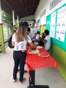 Alunos do campus Rio Largo degustando frutas da ação Pensando Saudável