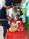 Alunos do campus Rio Largo degustando frutas da ação Pensando Saudável