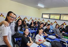 alunos do  5º ano do Ensino Fundamental da Escola Industrial Luiggi Bauducco, da cidade de Rio Largo e estudantes do Ifal integrantes do GALC