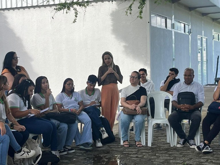 Enfermeira Ana Rachel explica  aos alunos a importância do debate do tema, durante a roda de conversa