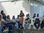 Enfermeira Ana Rachel explica  aos alunos a importância do debate do tema, durante a roda de conversa