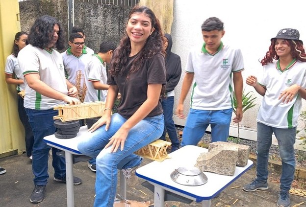 Competição de “Pontes de palitos” ensina os estudantes sobre as leis da mecânica