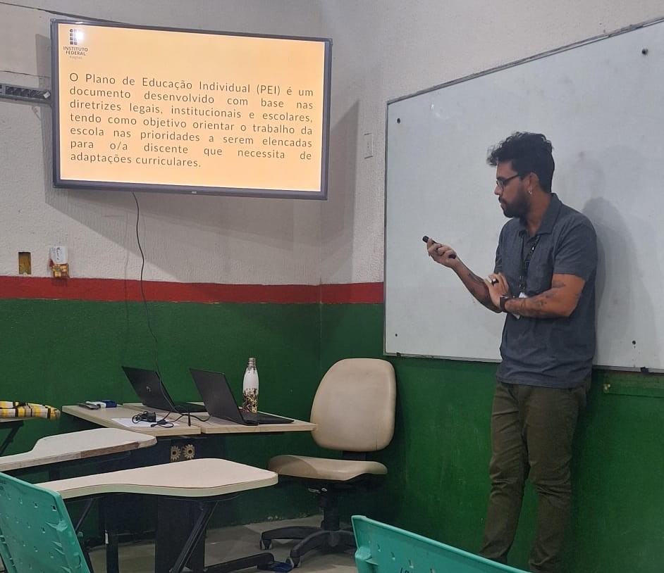 Professor Diogo Souza, facilitador da formação sobre o PEI