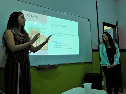 Clarissa Moraes e Alice Vasconcelos conversou com alunos sob cuidados com a saúde bucal.JPG