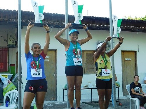 Trio vencedor da corrida de rua, na categoria feminino, geral.JPG