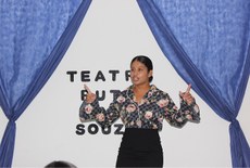 Estudante Andreza interpretou poema sobre atriz negra pioneira nos palcos e na tela