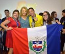 A foto exibe a vitória dos alunos na FENECIT, ao lado da orientadora Kátia Leite.