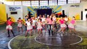 Crianças em apresentação musical