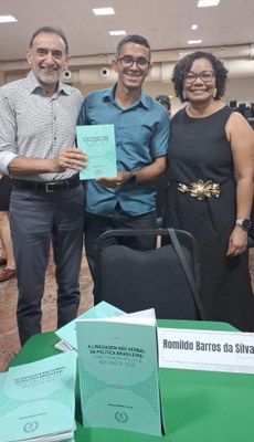 Entre o reitor Carlos Gudes e a pró-reitora Eunice Palmeira, Romildo Barros lançou a obra A Linguagem Não Verbal da Política Brasileira como debater política nos dias de hoje.jpeg
