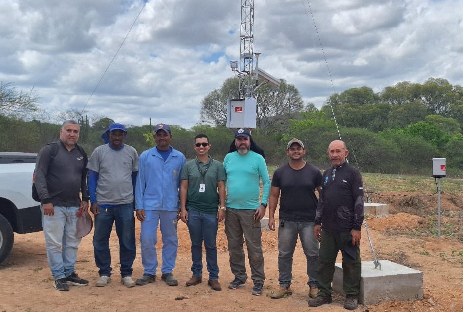 Thales Pantaleão com técnicos responsáveis pela instalação da Estação no dia 17 de janeiro.jpg