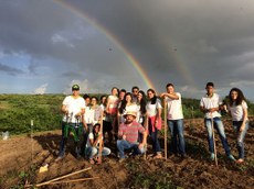 Emoldurada por um lindo arco-íris, Fazenda Agropecuária tem plantio de culturas locais iniciado