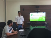 Na imagem, Diretor Geral do Campus, Gilberto Neto, e Coordenador de Gestão Agropecuária, Juliano Molino, em visita à Embrapa Algodão, na Paraíba.