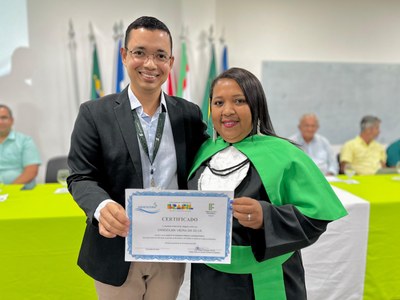 Diretor do Campus,Thiago Pantaleão, com formanda.jpg