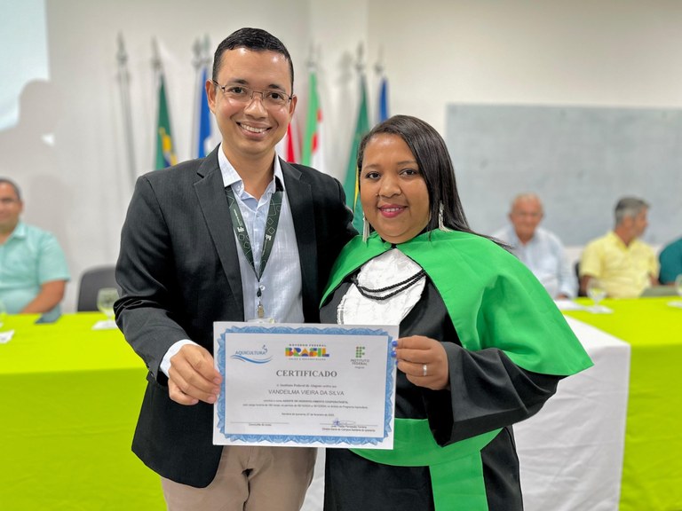 Diretor do Campus,Thiago Pantaleão, com formanda.jpg