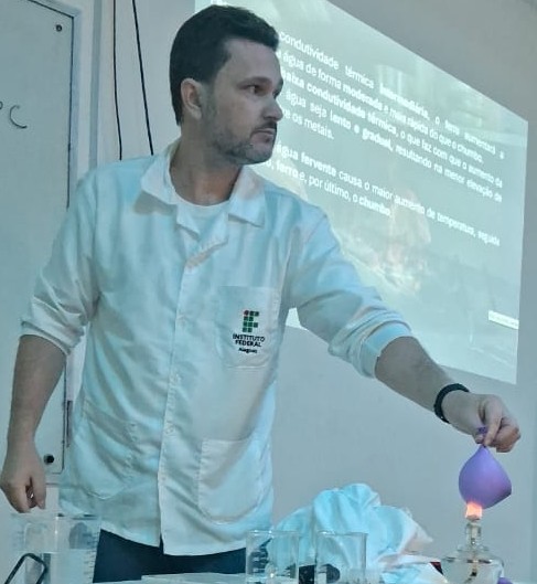 José Carlos prepara estudantes para as provas da OBFEP