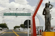 Pórtico de acesso ao município de Poço das Trincheiras