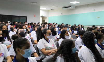 Auditótio do Campus São Miguel estava lotado com estudantes de seis escolas do município.JPG