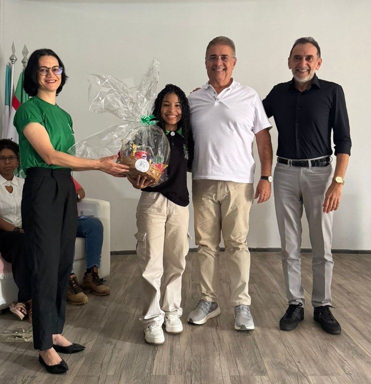 Alana Mayra dos Santos recebeu prêmio pela elaboração da logomarca dos 15 anos.jpeg