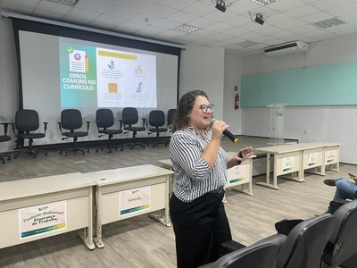 A chefe do Departamento de Extensão, Estágios e Egressos, Dilliani Barros, deu dicas para entrar no mundo do trabalho.jpeg A chefe do Departamento de Extensão, Estágios e Egressos, Dilliani Barros, deu dicas para entrar no mundo do trabalho.jpeg