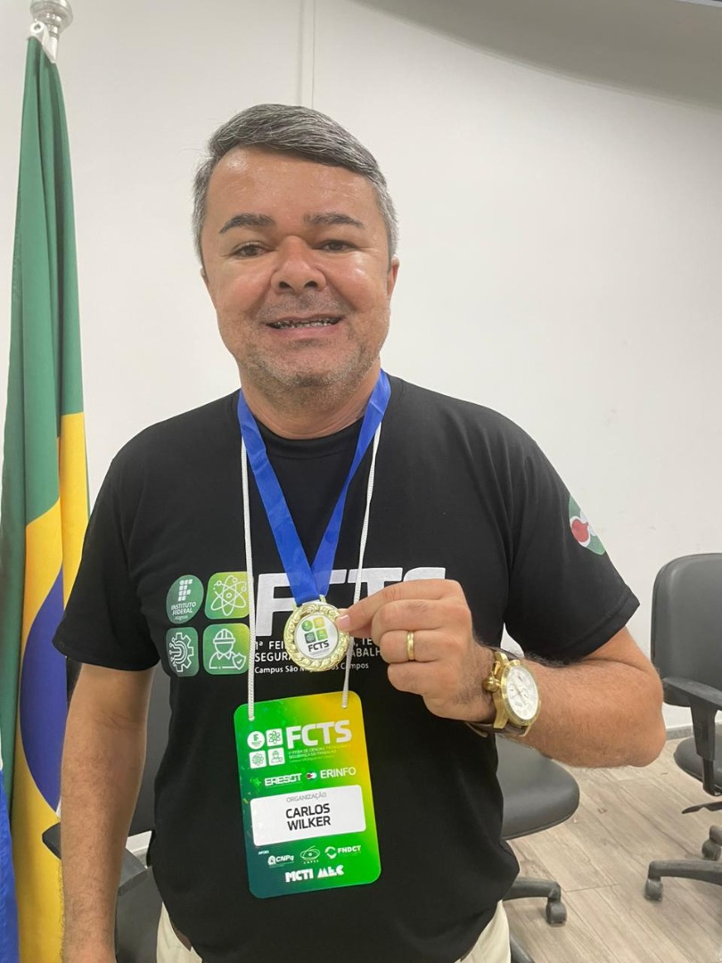 Carlos Wilker orientou vários trabalhos premiados da Escola Professora Edleuza Oliveira da Silva, na FCTS.jpeg