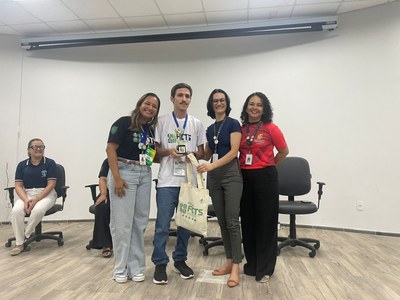 Flávia Bartira, Semião e Mõnica França entregaram medalhas e certificados a alunos premiados.jpeg Flávia Bartira, Semião e Mõnica França entregaram medalhas e certificados a alunos premiados.jpeg