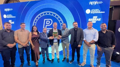 Representantes da prefeitura do município do São Miguel dos Campos e do Instituto Federal de Alagoas estiveram na cerimônia de premiação.jpg