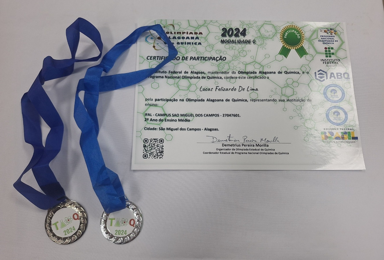 Medalhas e certificado de participação em olimpíada foram entregues durante o evento