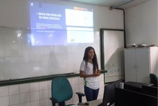 A bolsista do projeto, a estudante Aisha Layla da Silva, ensinou a usar recursos avançados de pesquisa no Google