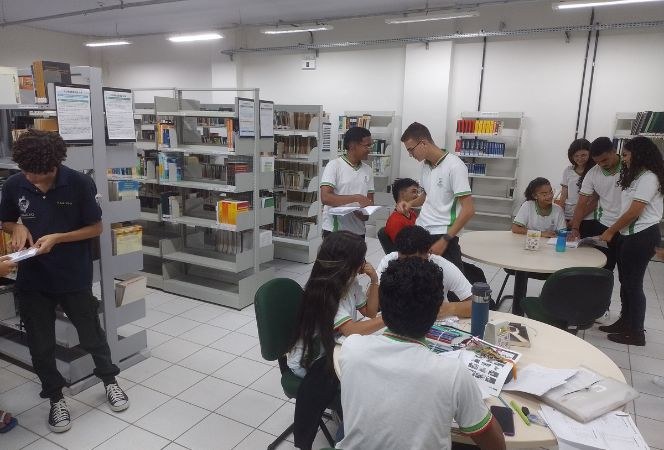 Estudantes puderam entender como funciona a organização da biblioteca do Campus