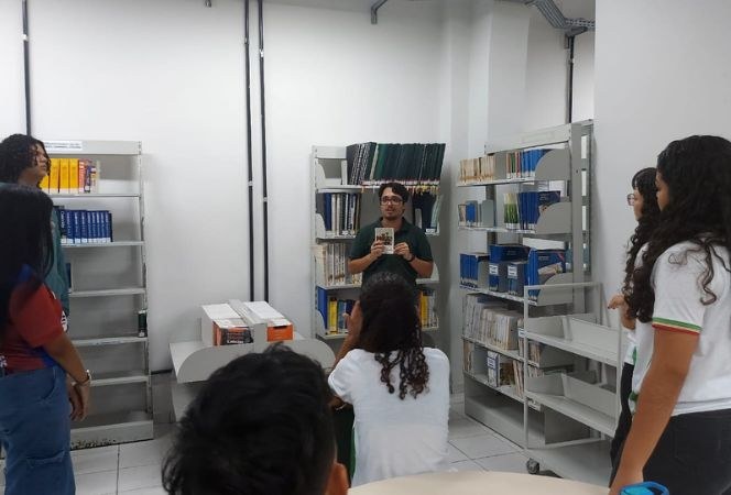 O coordenador do projeto e auxiliar de biblioteca, Pedro Barros, apresentou o acervo da biblioteca do campus como uma rica fonte de pesquisa O coordenador do projeto e auxiliar de biblioteca, Pedro Barros, apresentou o acervo da biblioteca do campus como uma rica fonte de pesquisa