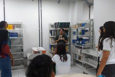 O coordenador do projeto e auxiliar de biblioteca, Pedro Barros, apresentou o acervo da biblioteca do campus como uma rica fonte de pesquisa