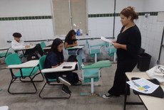 Professora de Língua Portuguesa Dayanne Lima, co-orientadora do projeto, ministrou encontro sobre redação de textos de divulgação científica