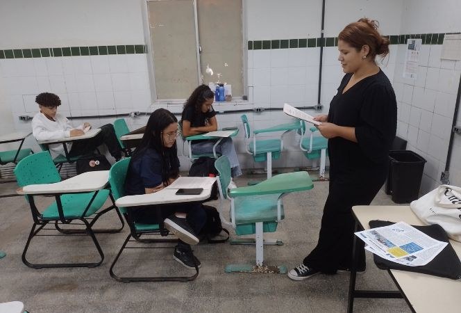 Professora de Língua Portuguesa Dayanne Lima, co-orientadora do projeto, ministrou encontro sobre redação de textos de divulgação científica Professora de Língua Portuguesa Dayanne Lima, co-orientadora do projeto, ministrou encontro sobre redação de textos de divulgação científica