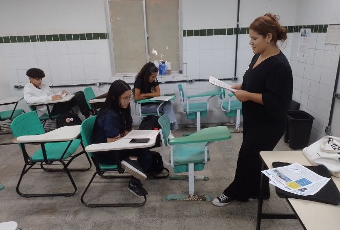 Professora de Língua Portuguesa Dayanne Lima, co-orientadora do projeto, ministrou encontro sobre redação de textos de divulgação científica