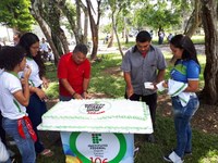 Coordenador de Comunicação e eventos realiza a distribuição do bolo comemorativo