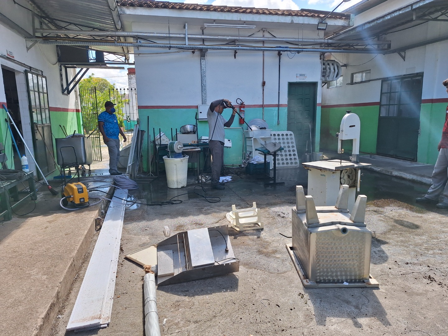 Limpeza no Bloco dos Laboratórios de Agroindústria