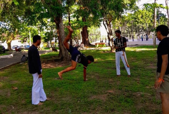 1ª aula foi conduzida pelo estudante e capoeirista Ednilson Santos