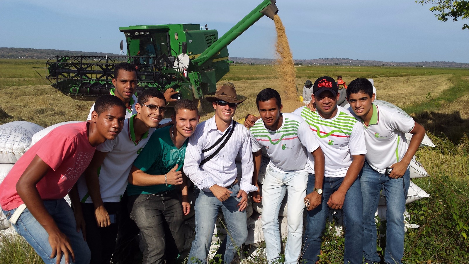 Rafael e alunos de agropecuária durante visita técnica ao perímetro irrigado de Boa Cica