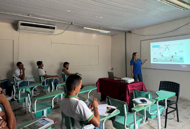 Jana Kelly ministrando aula teórica