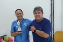 Organizador do evento, Elias Feitosa, entrega troféu para Flávio Pasciência, campeão da modalidade Tênis de Mesa