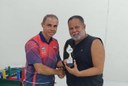 Presidente da Federação Alagoana de Tênis de Mesa, Flávio Seixas, entrega troféu para vice-campeão na modalidade, Jesualdo Matias
