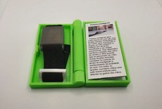 A equipe produziu um case e manual para a entrega da pulseira, com o intuito de tornar a experiência do usuário a mais próxima possível de comprar um produto na loja