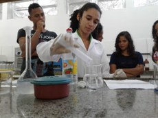 Bolsista Elizandra Santos realizando experimento