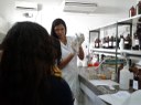 Steffany Nathália demonstra experimento de química
