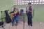 Professora Dayanne Lima e estudante Francine garantiram apresentação musical para momento de descontração
