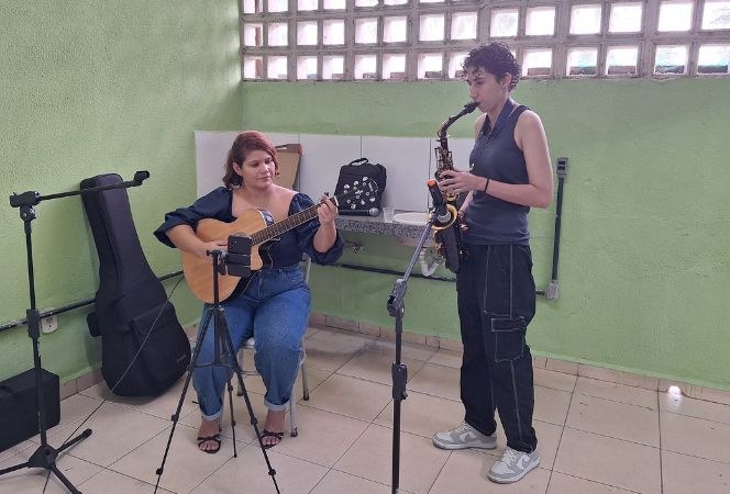 Professora Dayanne Lima e estudante Francine garantiram apresentação musical para momento de descontração