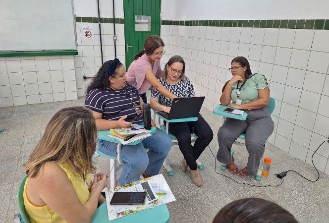 Servidoras técnicas discutem uso de IAs na rotina administrativa escolar