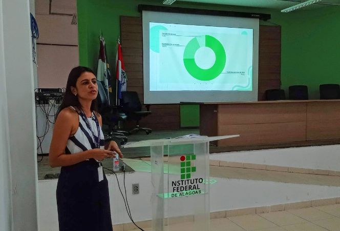 Diretora de administração, Uilliane Faustino, explicou como o orçamento tem sido distribuído para as diversas demandas do Campus