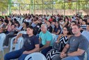 Calouros e familiares acompanham a cerimônia de abertura no Espaço Multieventos