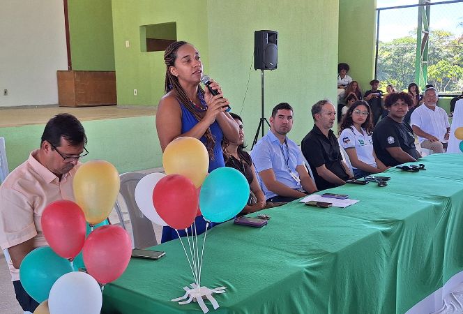 Chefe da Assistência Estudantil, Jaqueline Lima, apresenta brevemente os serviços oferecidos pelo setor